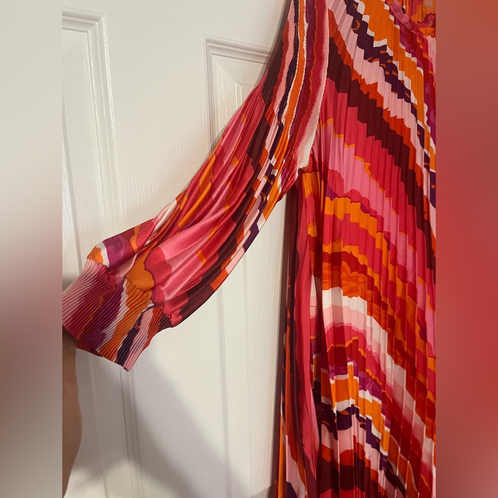 Oh so modest Pleated dress - Picture 2 of 9